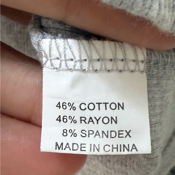 NWOT Women’s Ribbed Grey Crop Tank Top! Medium! - Picture 4 of 4